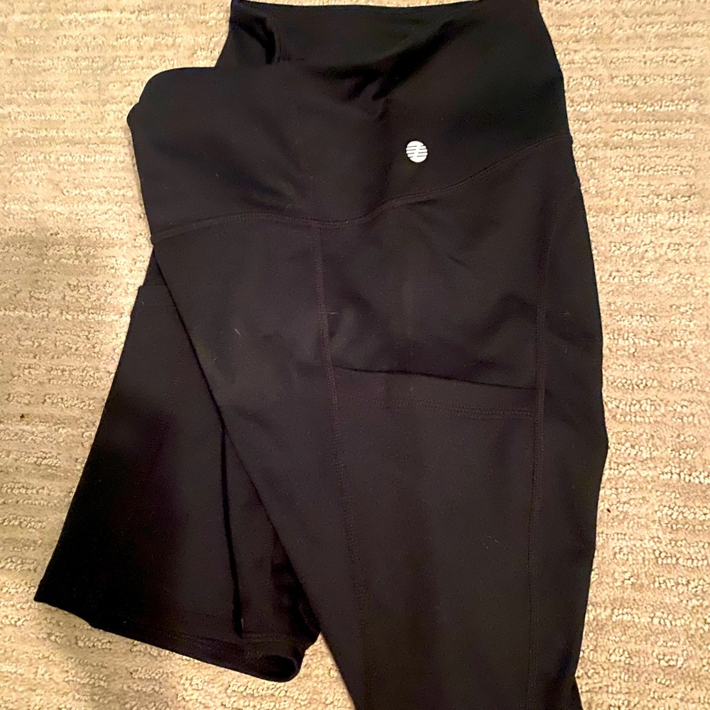 Zella Medium black biker shorts with side pockets